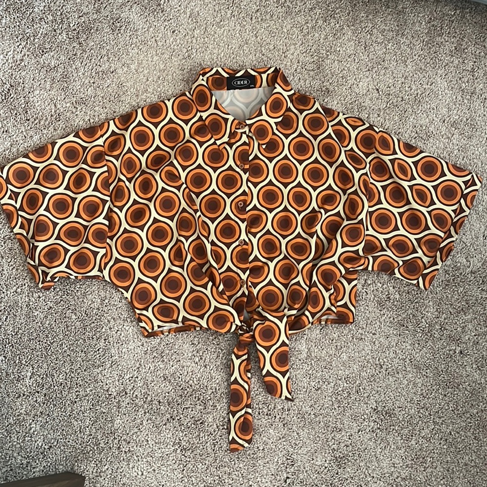 Cider Short Sleeve Button Up Crop Top